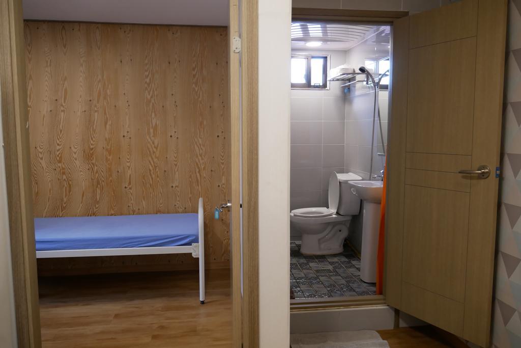 Backpackers Inside Hostel Seoul Bagian luar foto
