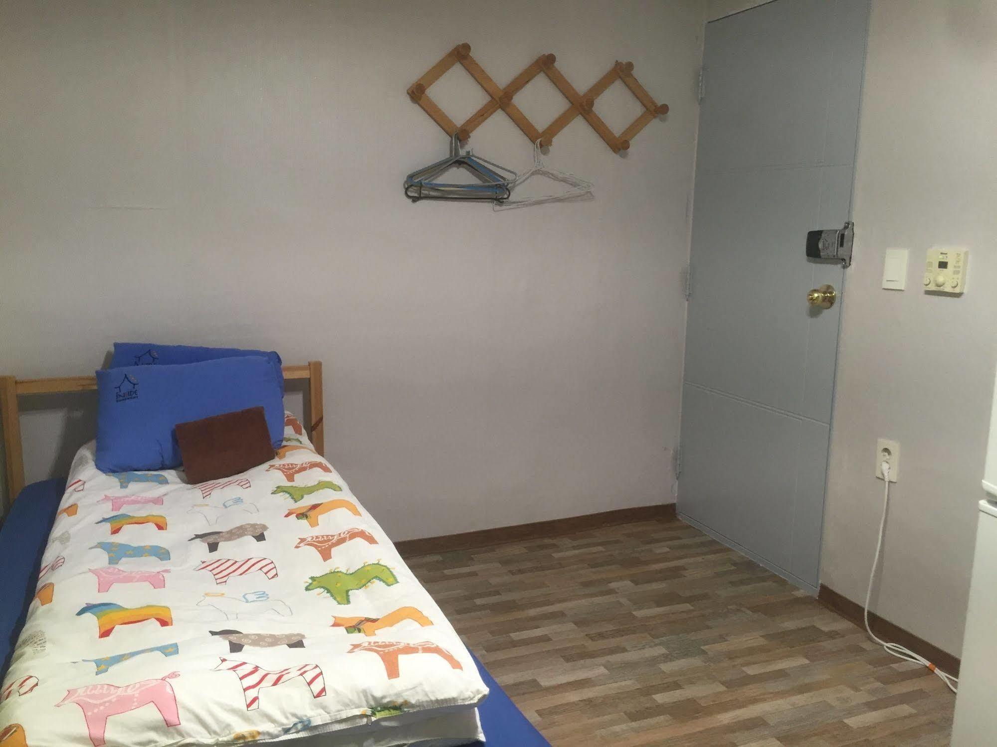 Backpackers Inside Hostel Seoul Bagian luar foto