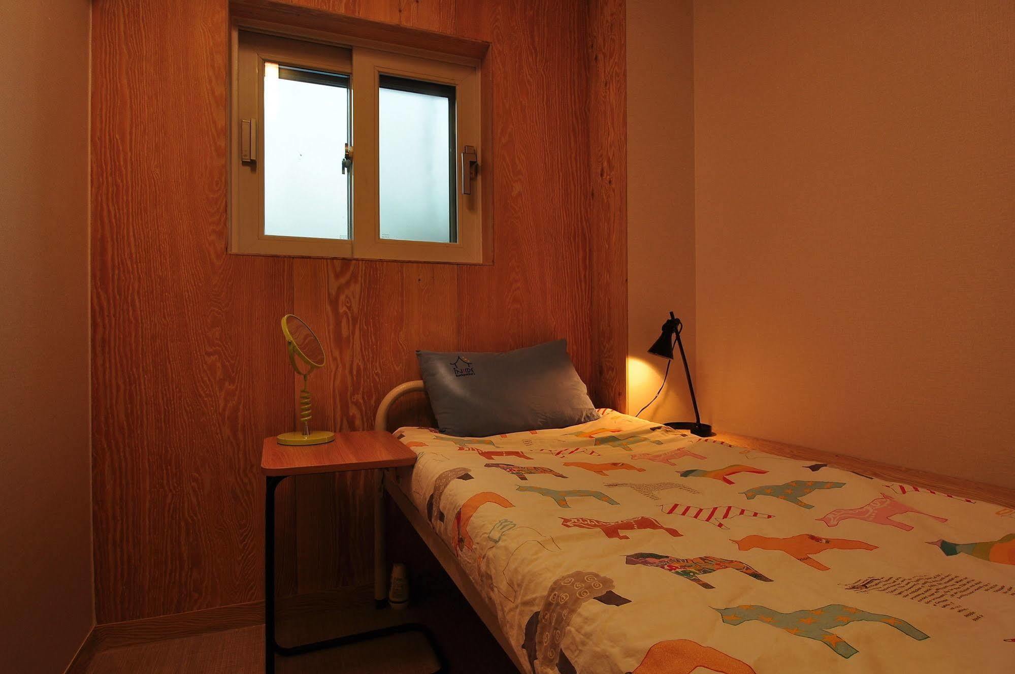 Backpackers Inside Hostel Seoul Bagian luar foto